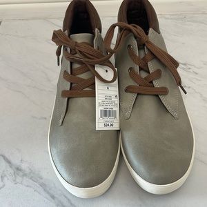 Boys Cat & Jack shoes size 6